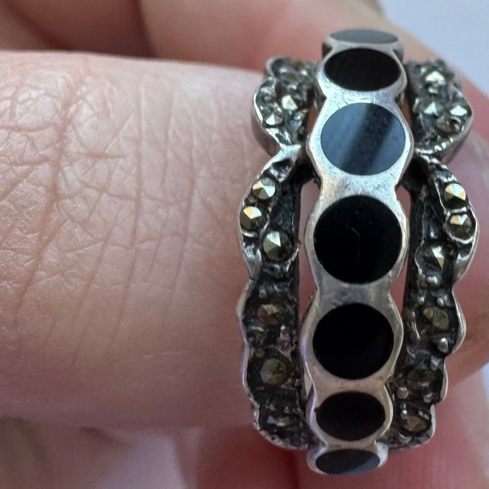 Vintage 925 Sterling Raven Black Circle Detailed Studded Statement Ring Moody